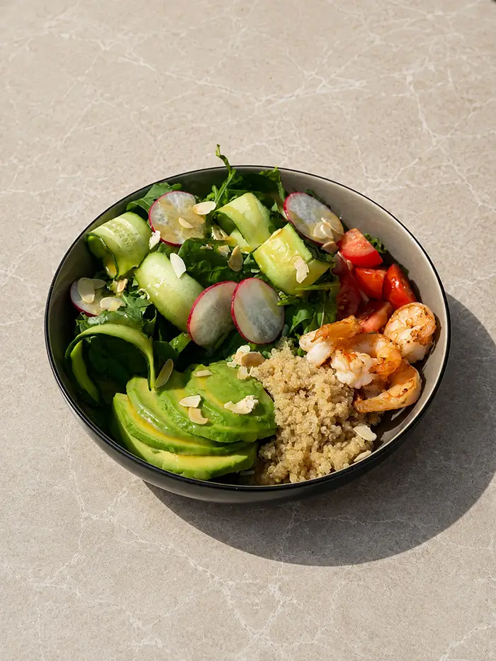 Salată cu quinoa, avocado și creveți în sos picant